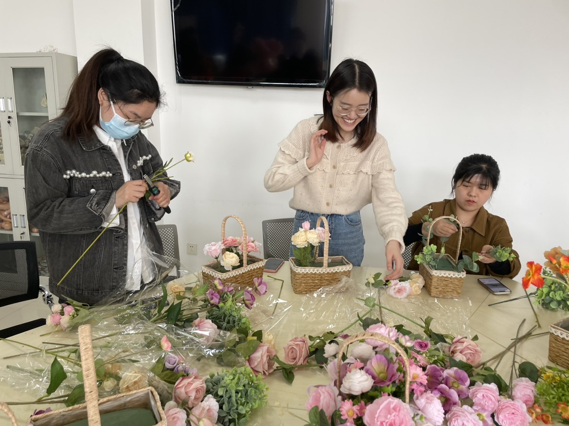 护理学院开展迎“三八”妇女节DIY插花活动