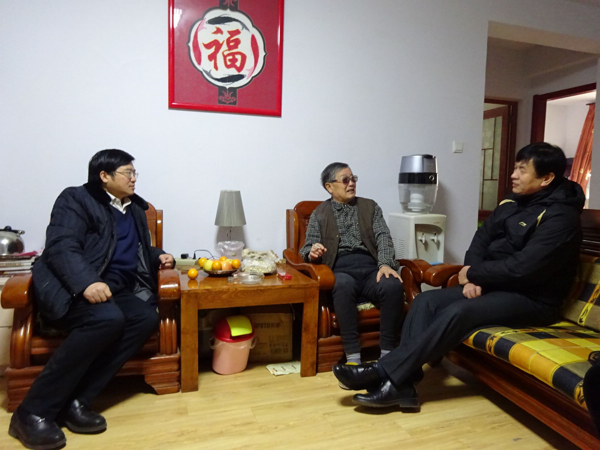 党委副书记、纪委书记谢乾，副校长徐宏平看望老同志
