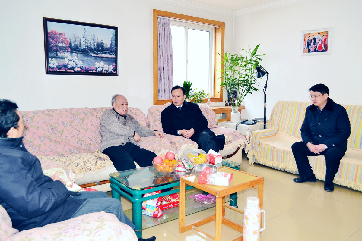 党委书记付强、副校长王保军、学校办公室主任焦宏涛看望老同志