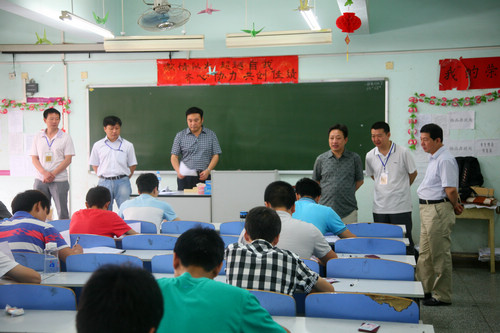 我院党委书记王清义、副院长李学雷陪同轨道公司常务副总经理张洲、副总经理马子彦到考场巡视